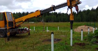 Закручивание винтовых свай в Медногорск. Аренда машины для закручивания свай цена от 2879 руб